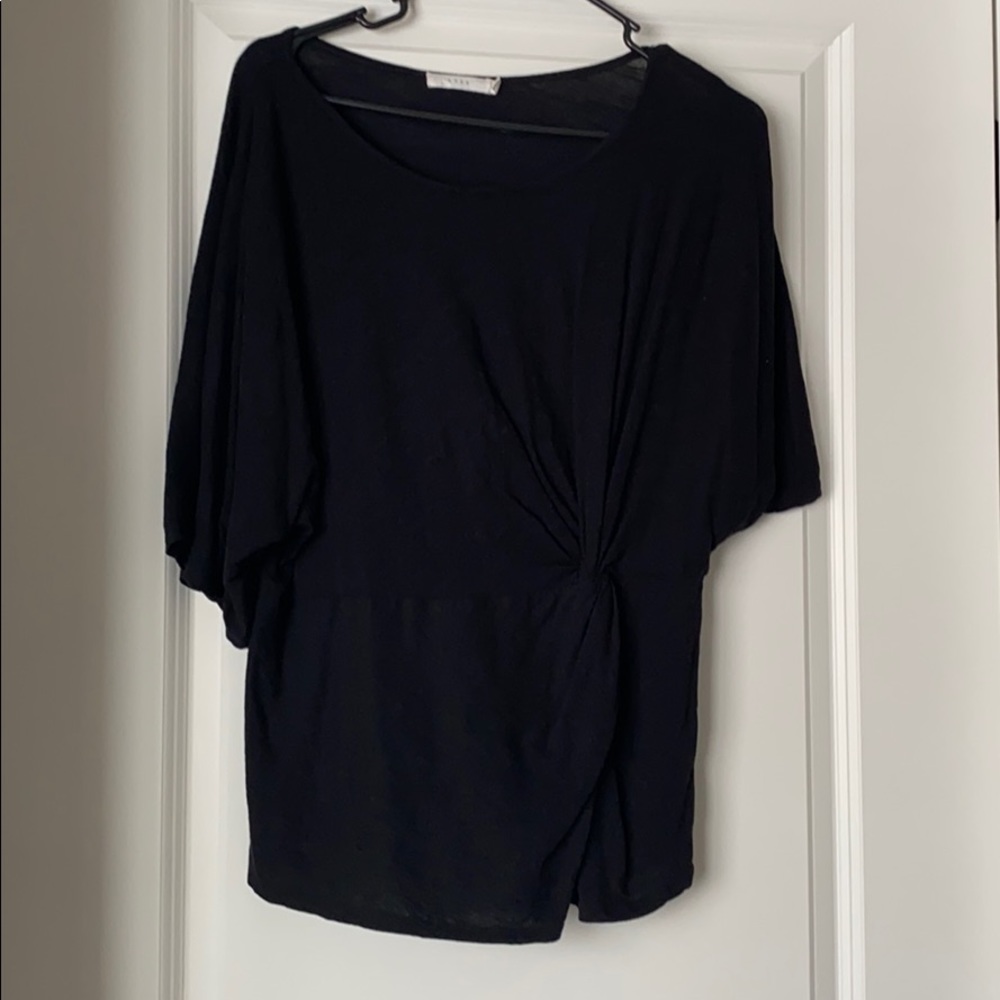 Black shirt sleeve top, cinch for flattering look